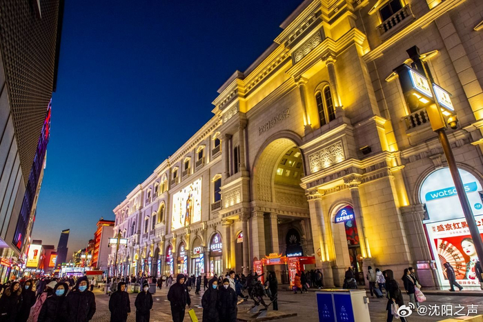 沈阳中街灯火辉煌中的喜庆与温馨