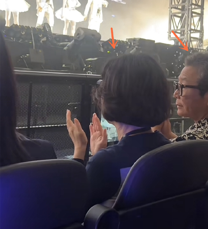 何超琼携密友俞琤看演唱会!稳坐第一排耳语不断,在一起已达13年