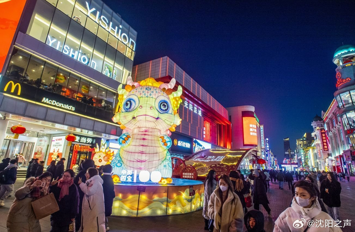 沈阳中街灯火辉煌中的喜庆与温馨