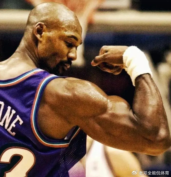 最后是卡尔马龙,nba最强铁肘,他的铁肘可是伤害了很多球星.