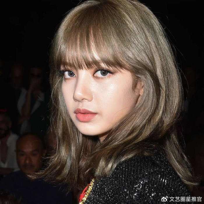 Lisa法国商场被偶遇,素颜很黑疑似斑秃,金智秀素颜认不出脸变形|荔枝liji|造型|明星|毛衣|娱乐圈_新浪新闻