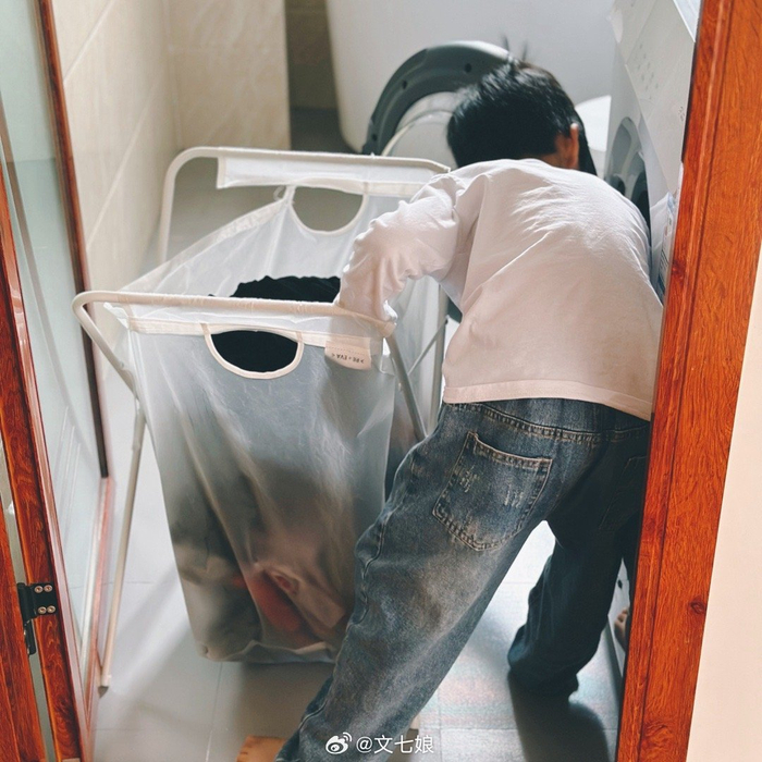 每次洗衣服,只要one哥在家,都会帮我把洗好的衣服送到阳台,我再晾起来