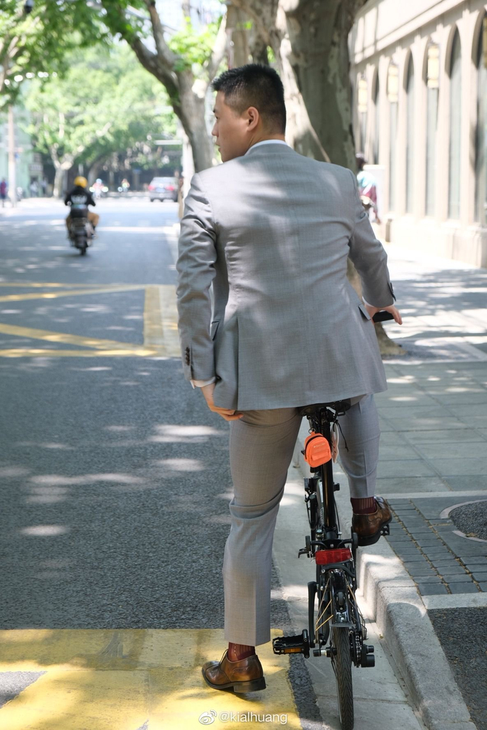 正装大叔来自水印