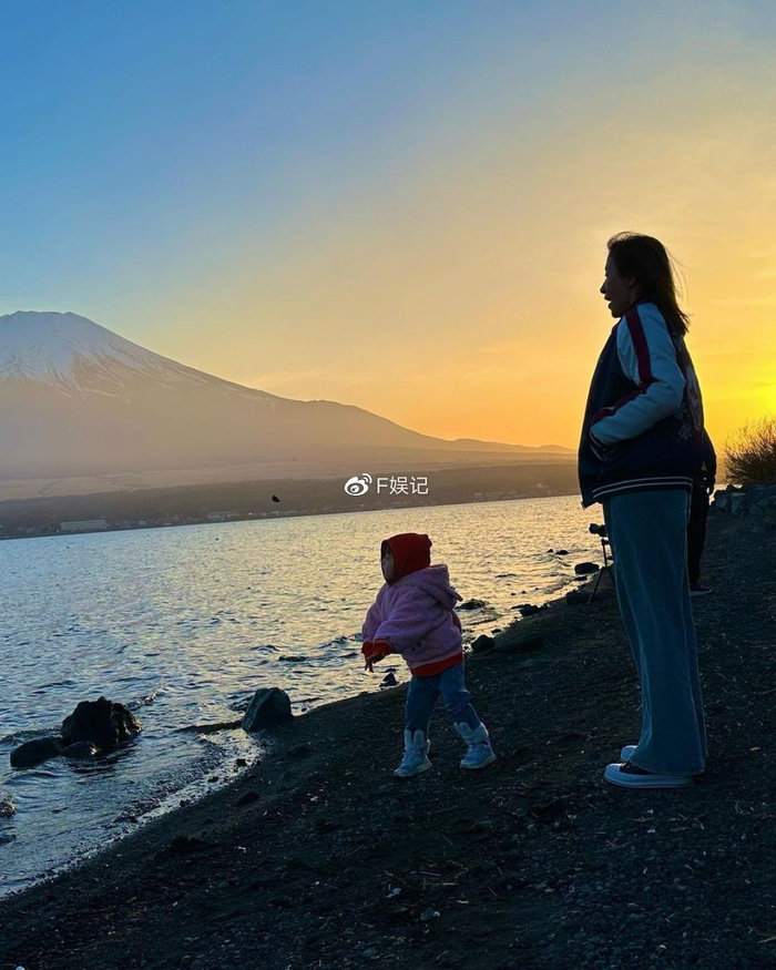 与姐姐杨卓娜一家人出国旅游 杨怡罗仲谦与子女温馨互动