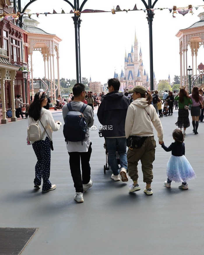 与姐姐杨卓娜一家人出国旅游 杨怡罗仲谦与子女温馨互动