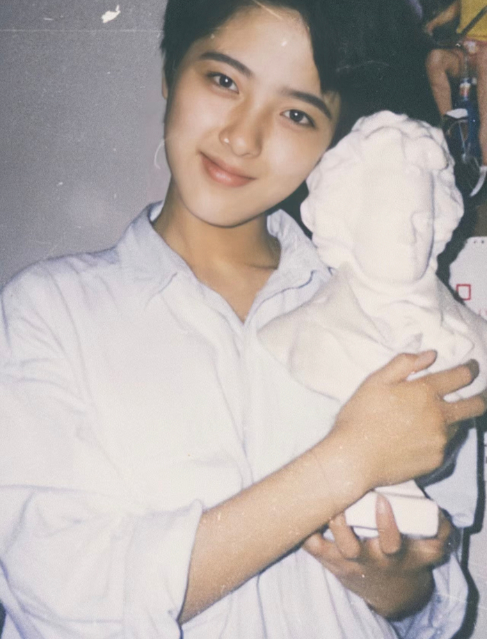 曾黎旧照,明媚又大气,无论是长相还是气质都太出挑了,姐姐一直都很美