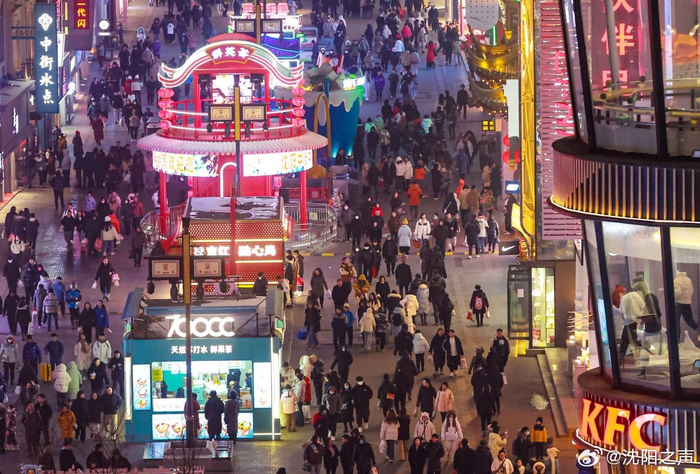 沈阳中街灯火辉煌中的喜庆与温馨