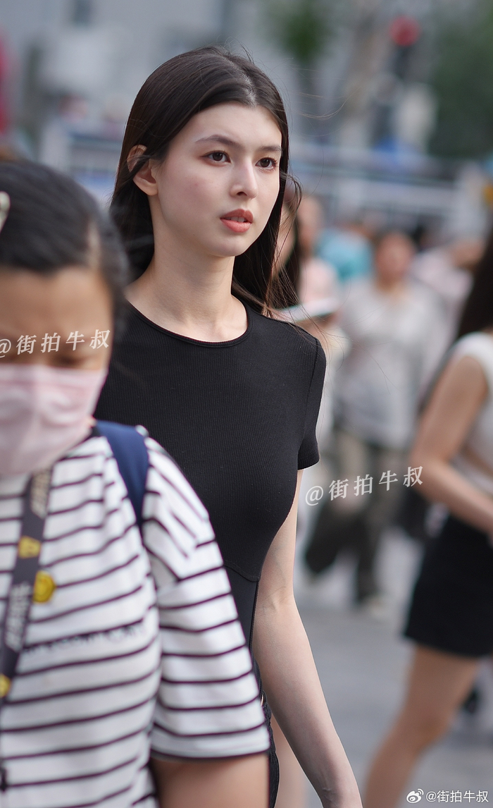 美女穿着性感的透视连体衣出街