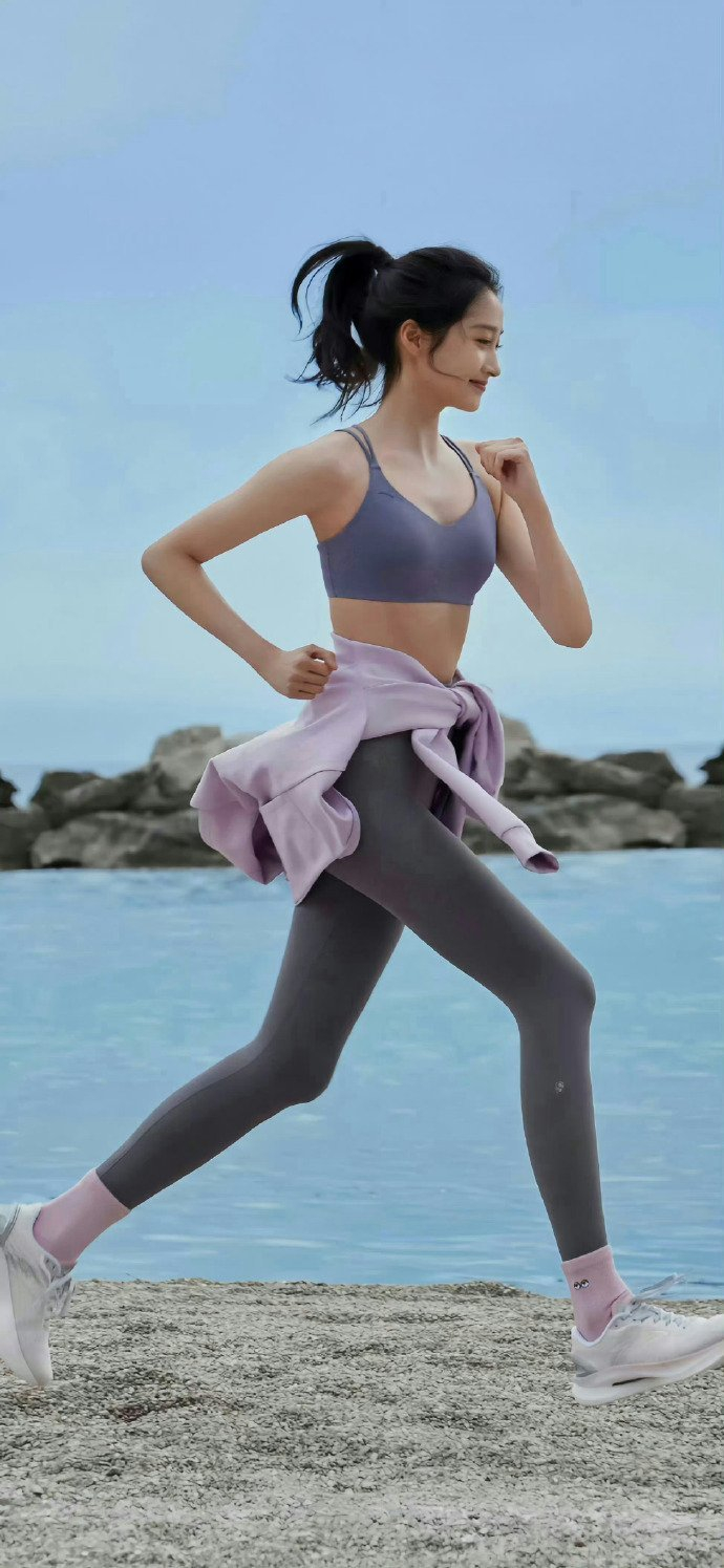 关晓彤代言瑜伽服身材太完美了