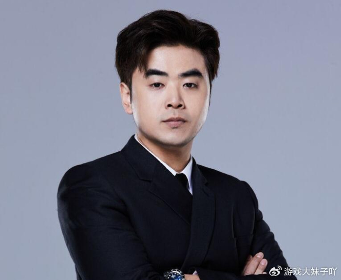 朱开真成大网红了,帮rng直播拍卖物品,一张卡被炒到5.