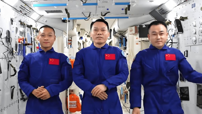 神舟十八号发射就位!3名航天员确定,指令长热议强,神十九待命
