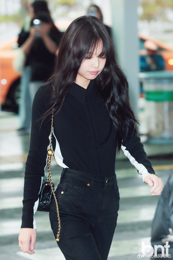 jennie前往巴黎时装周机场图一身allblack配高跟鞋