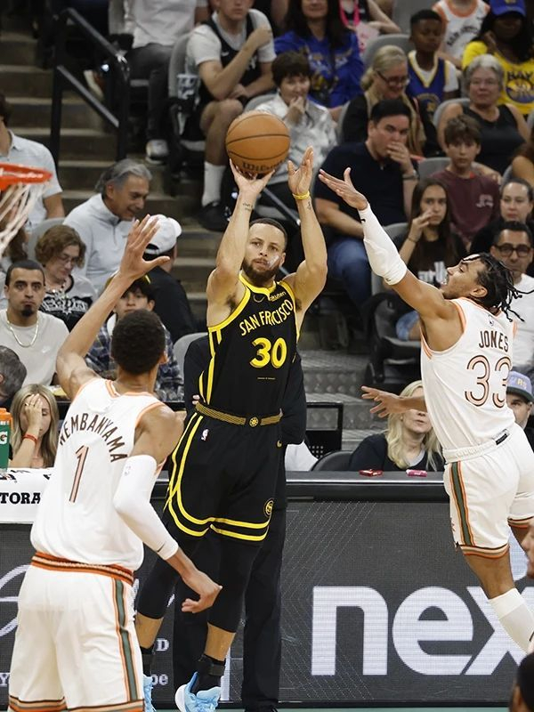 库里338追梦格林216116抢断勇士顶住反扑险胜马刺队