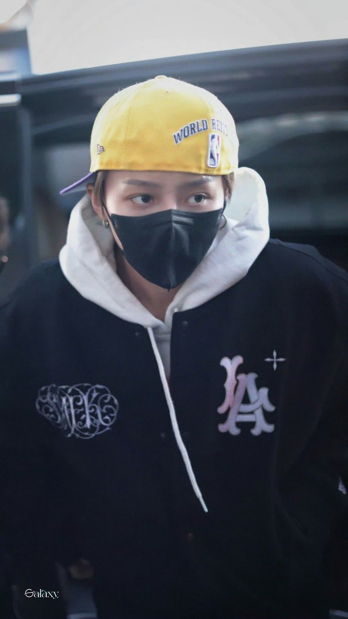 刘雨昕机场出发反戴棒球帽刘老师好帅
