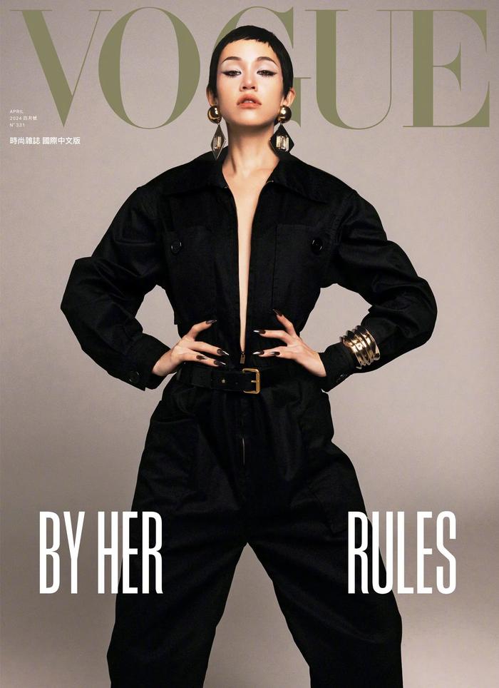 身穿ysl登上《vogue 》台版2024年四月刊封面,钟灵掌镜拍摄