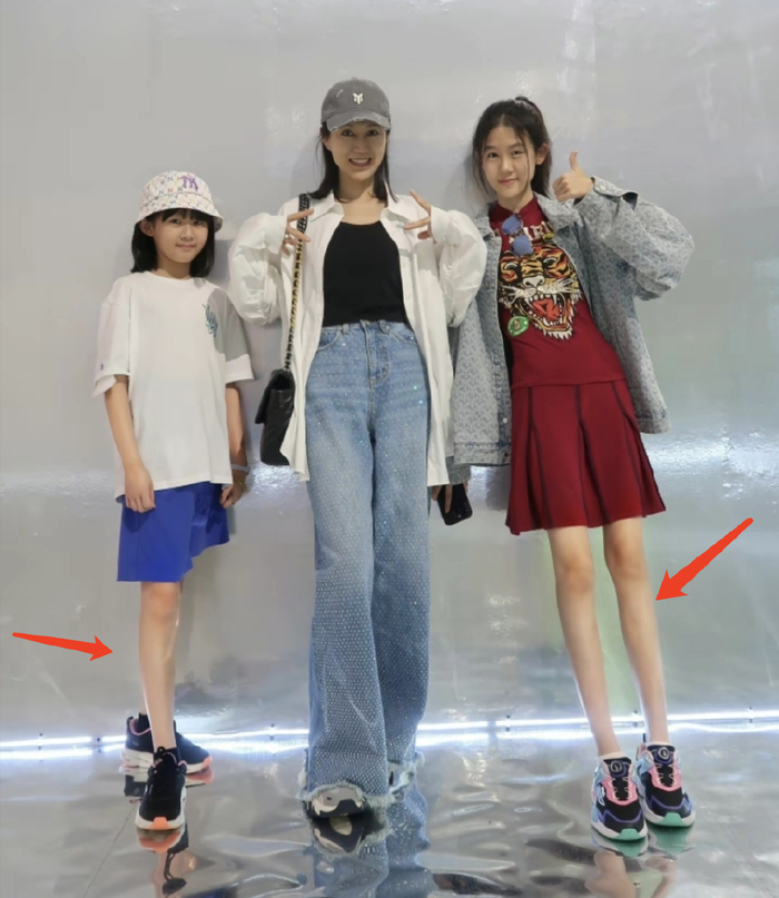 14岁贝儿晒旅行照近1米7身高追平妈妈鲍蕾长得和陆毅一模一样