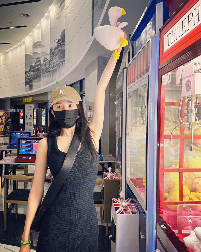 杨幂黑裙棒球帽好清新抓娃娃偶遇卖崽青蛙看小猫