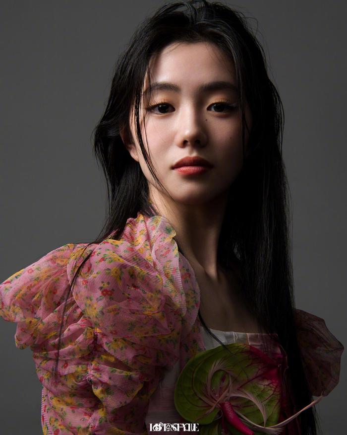 演员刘浩存登上精品购物指南本周新刊封面