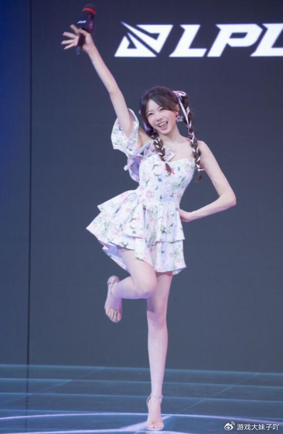 骆歆彻底放飞自我,穿真空装直播,超管连续发出警告