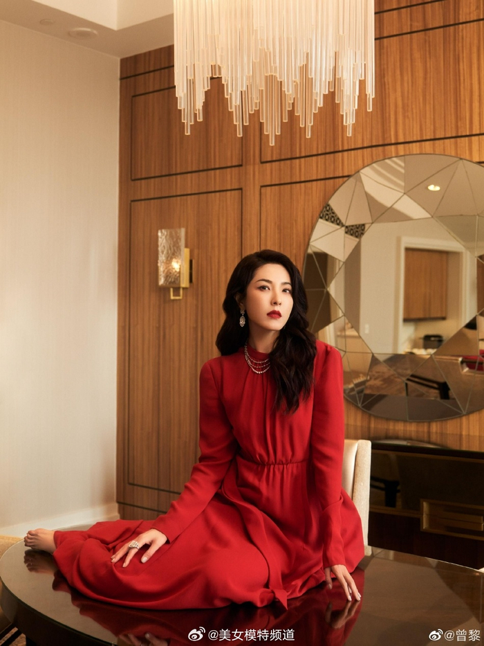 曾黎着红色露背长裙美艳大方一抹红唇映衬气色极佳