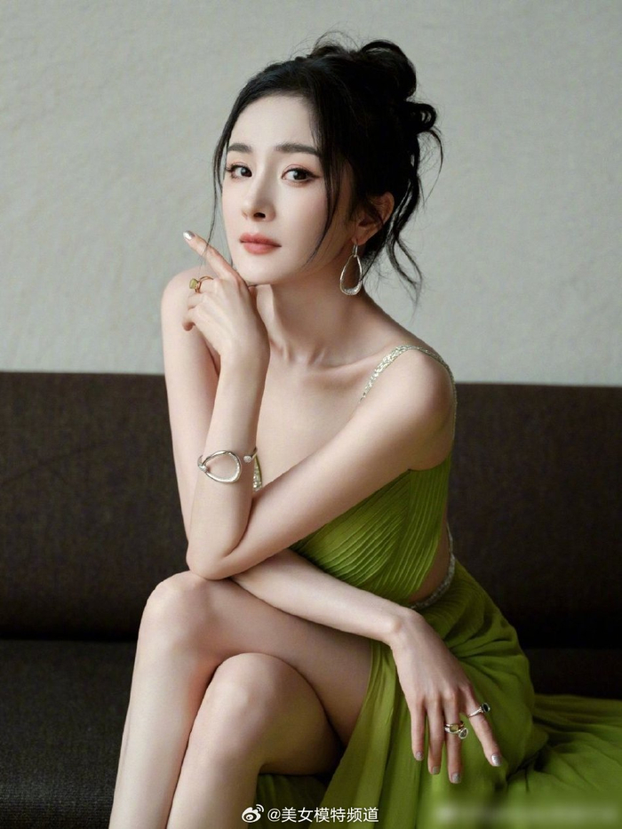 杨幂绿色抹胸长裙大秀美背盘发梦回晴川回眸百媚生