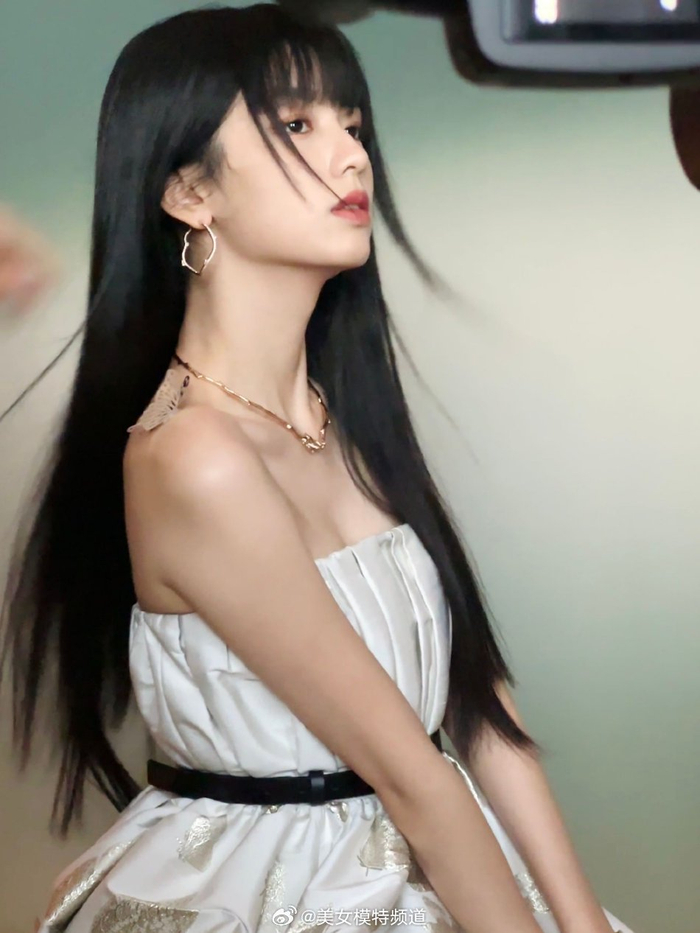 周也齐刘海黑长直秒变御姐性感野猫妆高贵又冷艳