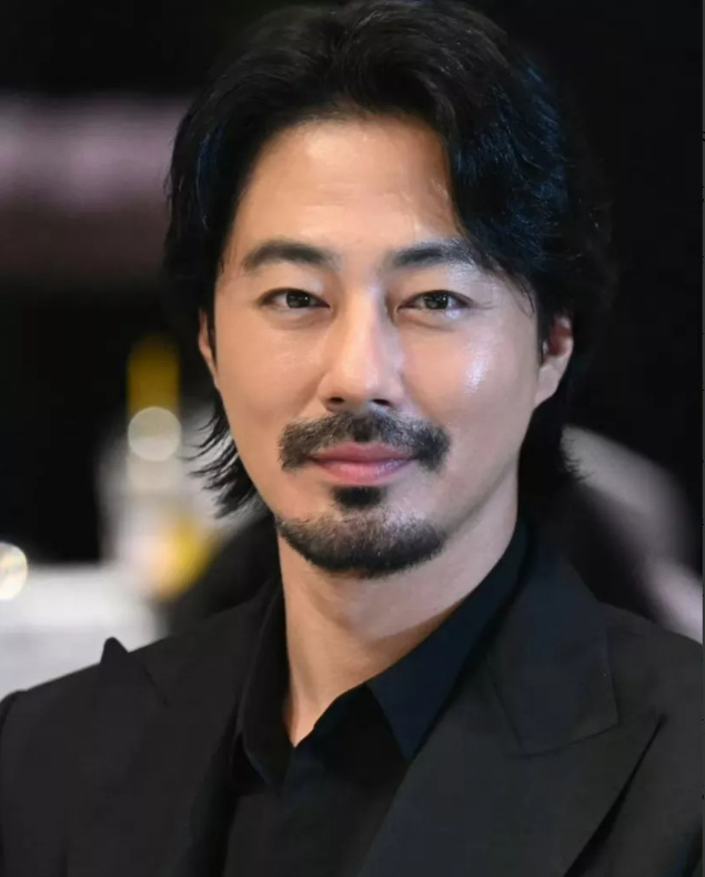 赵寅成形象大改变!42岁男神现身照片引热议,网友纷纷感叹