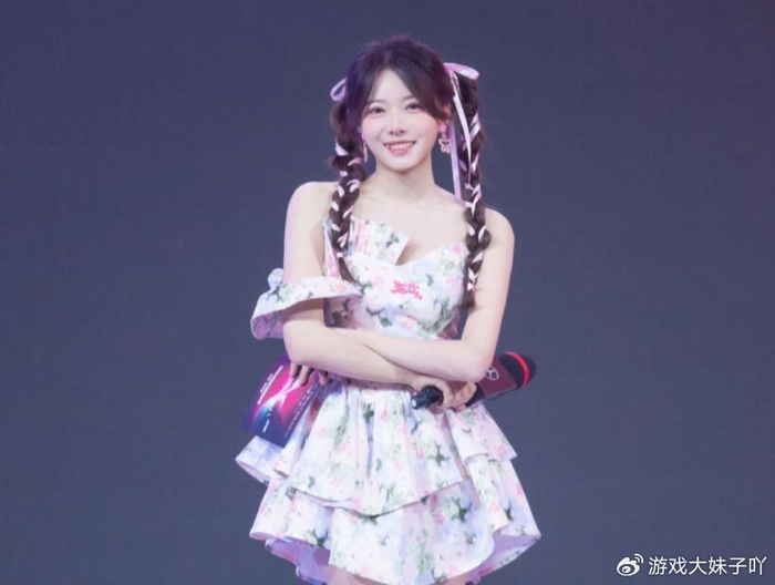 骆歆彻底放飞自我,穿真空装直播,超管连续发出警告