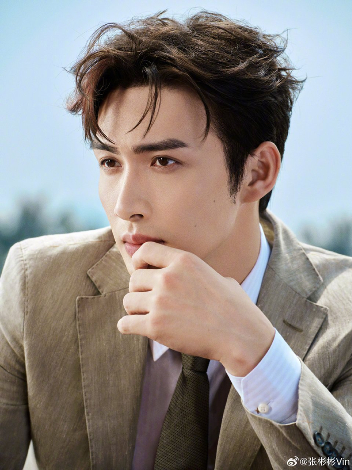 哇哇哇张彬彬这套西装大片真的太好看了浅色调将他衬托地更加柔和