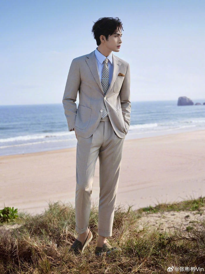 哇哇哇张彬彬这套西装大片真的太好看了浅色调将他衬托地更加柔和