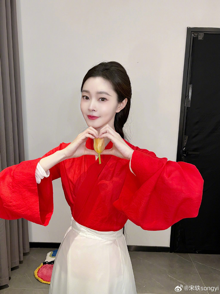 宋轶红装好美啊,红红火火真让人喜欢,拍摄顺利
