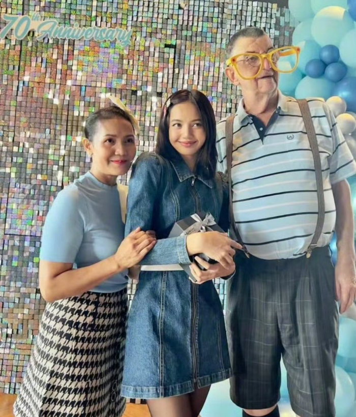 lisa给爸爸庆生真的好有爱啊画面好和谐真的好漂亮