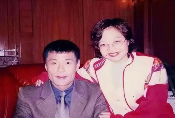 演员于荣光:与初恋恩爱35年,为何到了63岁,妻子坚持要和他离婚?