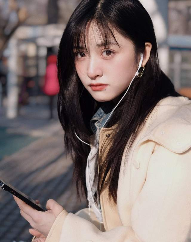 女演员沈月生日算命上热搜,遭网友吐槽封建迷信,明星也爱玄学|沈月