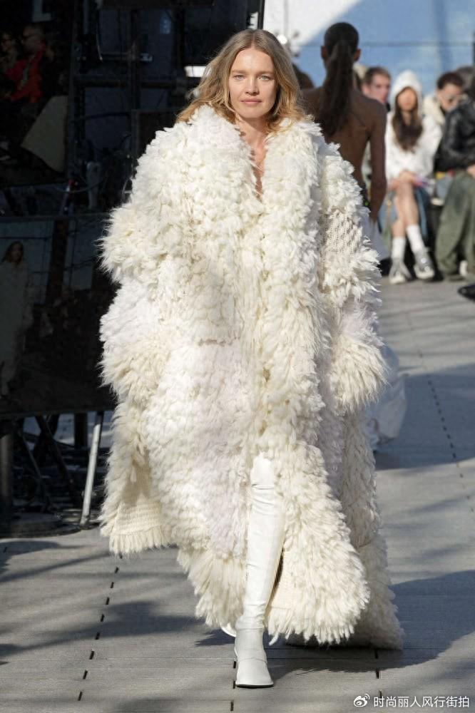 裹一堆毛线亮相翻车了,生了5娃也开始变老|水果|毛线|太子妃_新浪新闻