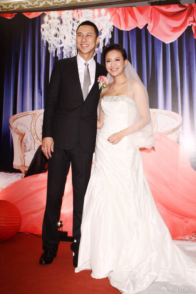 47岁何妤玟离婚不离家,从演员大咖到居家主妇,穿搭依旧小女人范