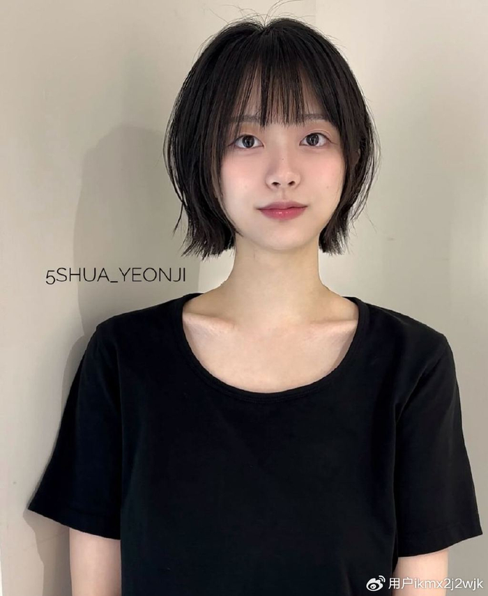 这种发型的长度通常在下巴到肩膀之间,没有过多层次和碎发,就像用一把