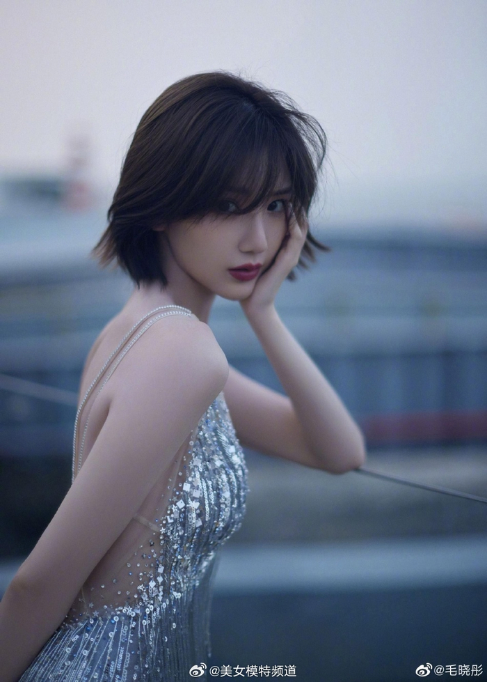 毛晓彤晒银色礼裙美照流苏亮片包裹完美身形性感优雅