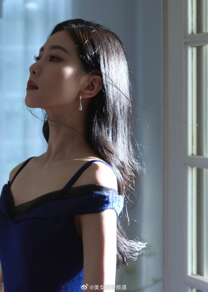 刘诗诗穿蓝色长裙气质优雅 肩颈线优越天鹅颈好迷人