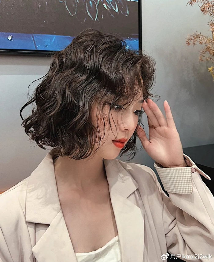 齐脸卷发来了,蓬松瘦脸真时尚,爱美女性别错过|发型|瘦脸|头发_新浪