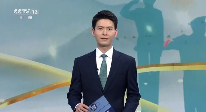 清明节小长假，不仅新中式火了，连央视主持人都集体选择了青绿色|西服|新闻直播间|迟茜|妆容|陈怡_新浪新闻