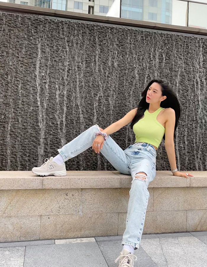 毕业于美国埃尔卡密诺城市学院,英国籍亚裔女演员