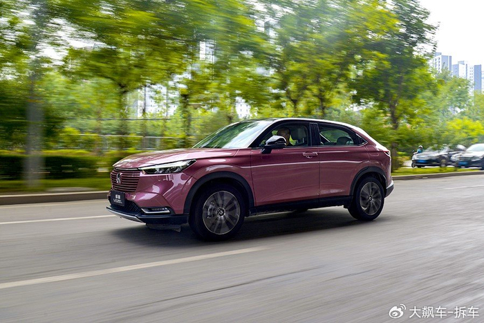 今天大冰块重点还要说一下这款车的底盘,上一代缤智的底盘可以说调得