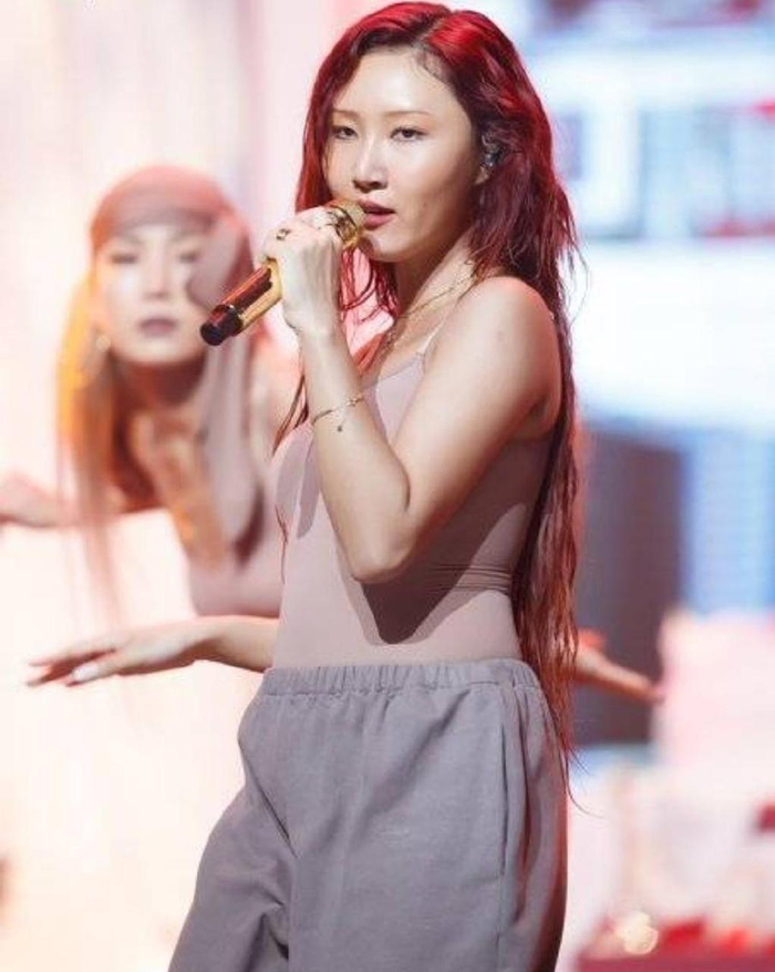 曝华莎学校演出涉嫌犯罪舔手指摸下体动作不雅学生家长已举报