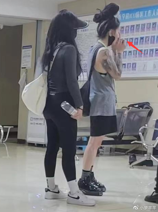 张恒远去世前,毕夏带儿子现身医院告别,站ICU门口痛哭惹人心疼