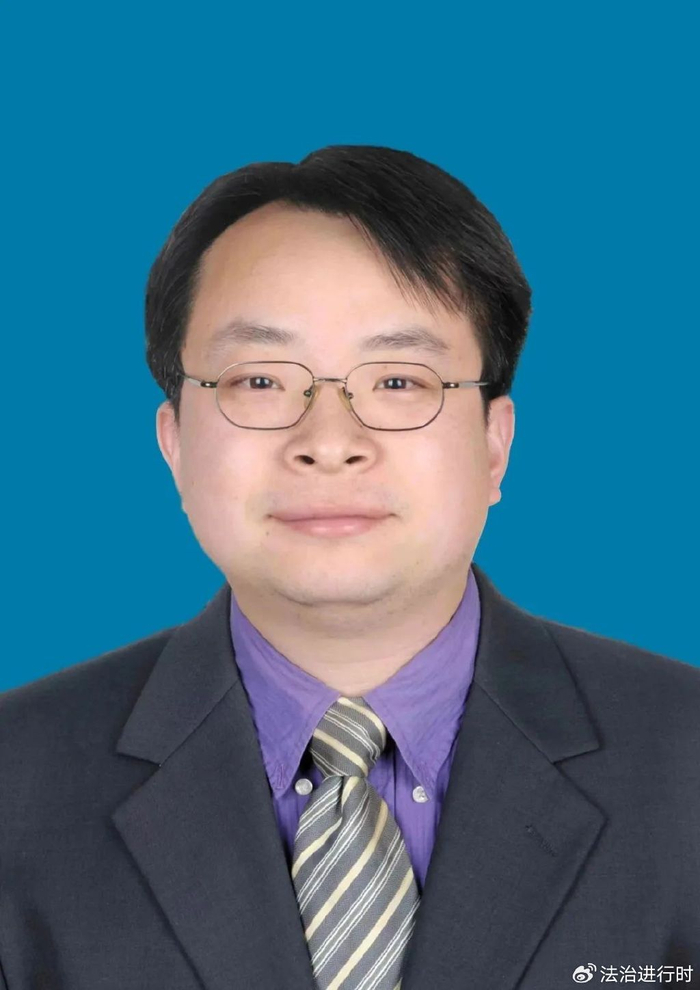 李鄂贤法学博士,师从刑法学泰斗高铭暄教授谢安平法学博士,北京工商