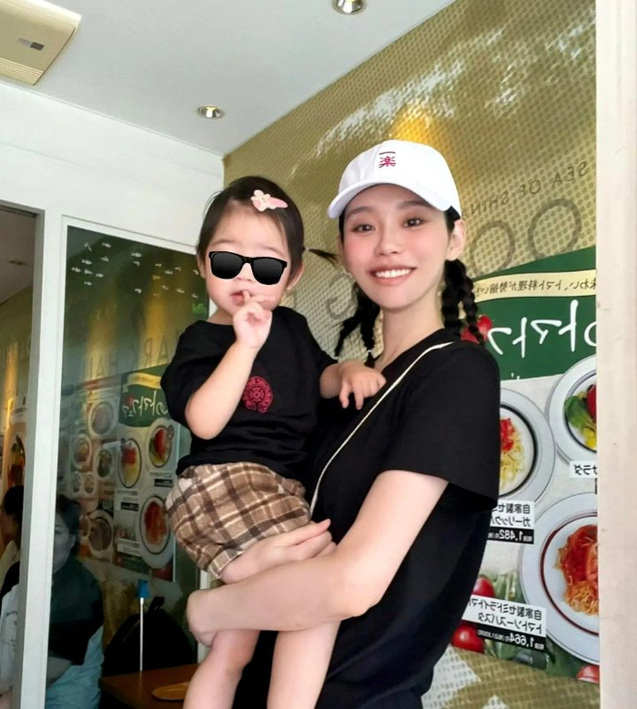 从照片中可以看出,奚梦瑶的女儿不仅拥有父母的基因,更令人惊叹的是