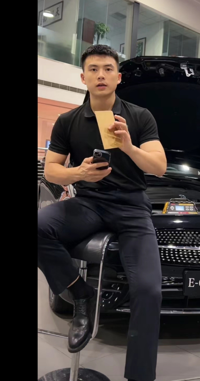 超级帅哥新人主播他叫壹臣