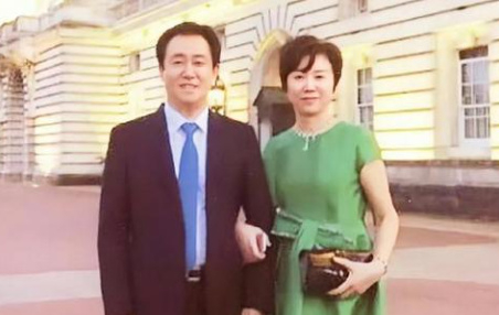 正好在这,她认识了小自己一岁的许家印,谈上了"姐弟恋",1年后就结婚了