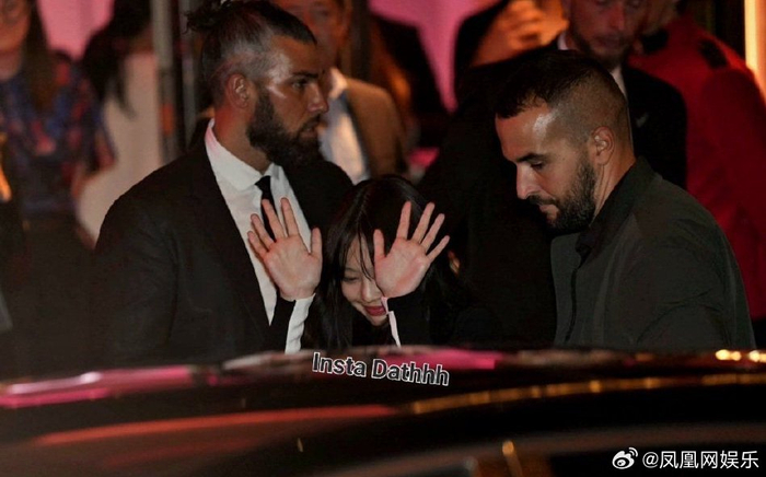 jennie看lisa疯马秀表演